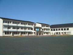 青空の下の白銀小学校校舎全体像の写真