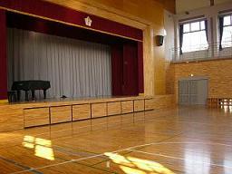 グラウンドピアノが設置されている体育棟アリーナの写真
