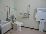 小型の浴槽や手すりが用意されている多目的トイレの写真