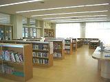 木製の本棚が並ぶ図書室の写真