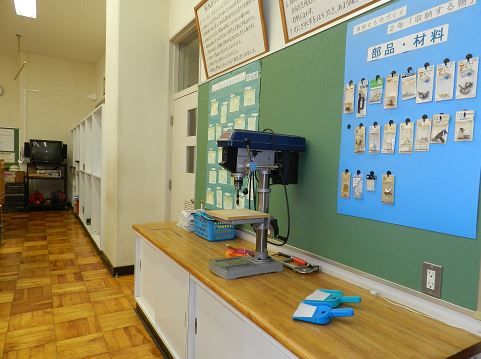 授業で使う機械や部品を展示している技術掲示コーナーの写真