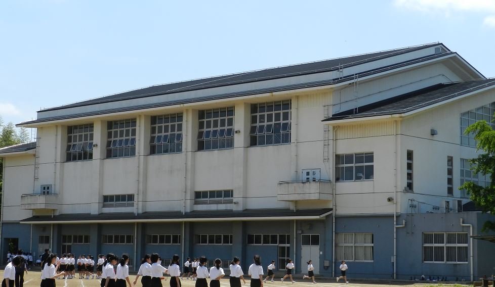 黒とグレーを基調にしたコンクリート建ての佐倉中学校体育館の写真