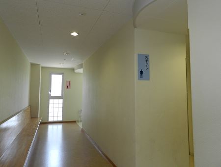 廊下の手前横に男子トイレ、奥に女子トイレが続いている写真