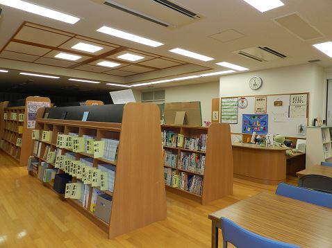 児童が取りやすいよう作られた背の低い本棚が並ぶ図書室の写真
